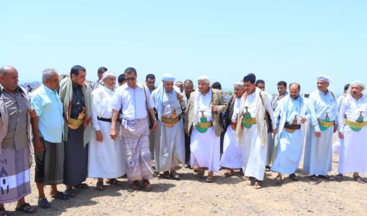 وزير الصناعة والتجارة يزور المرابطين في جبهة الكدحة بتعز